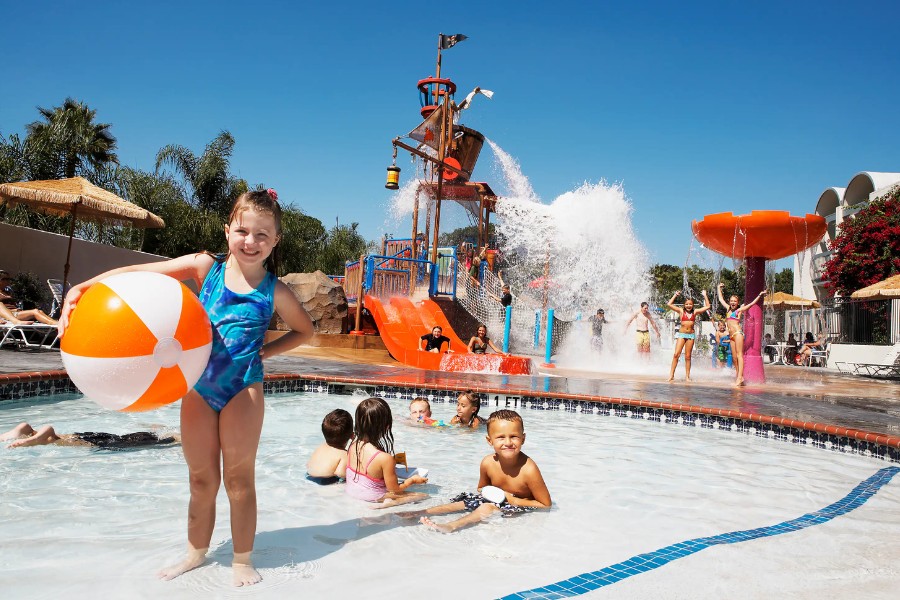 Howard Johnson by Wyndham Anaheim & Water Playground Hotel